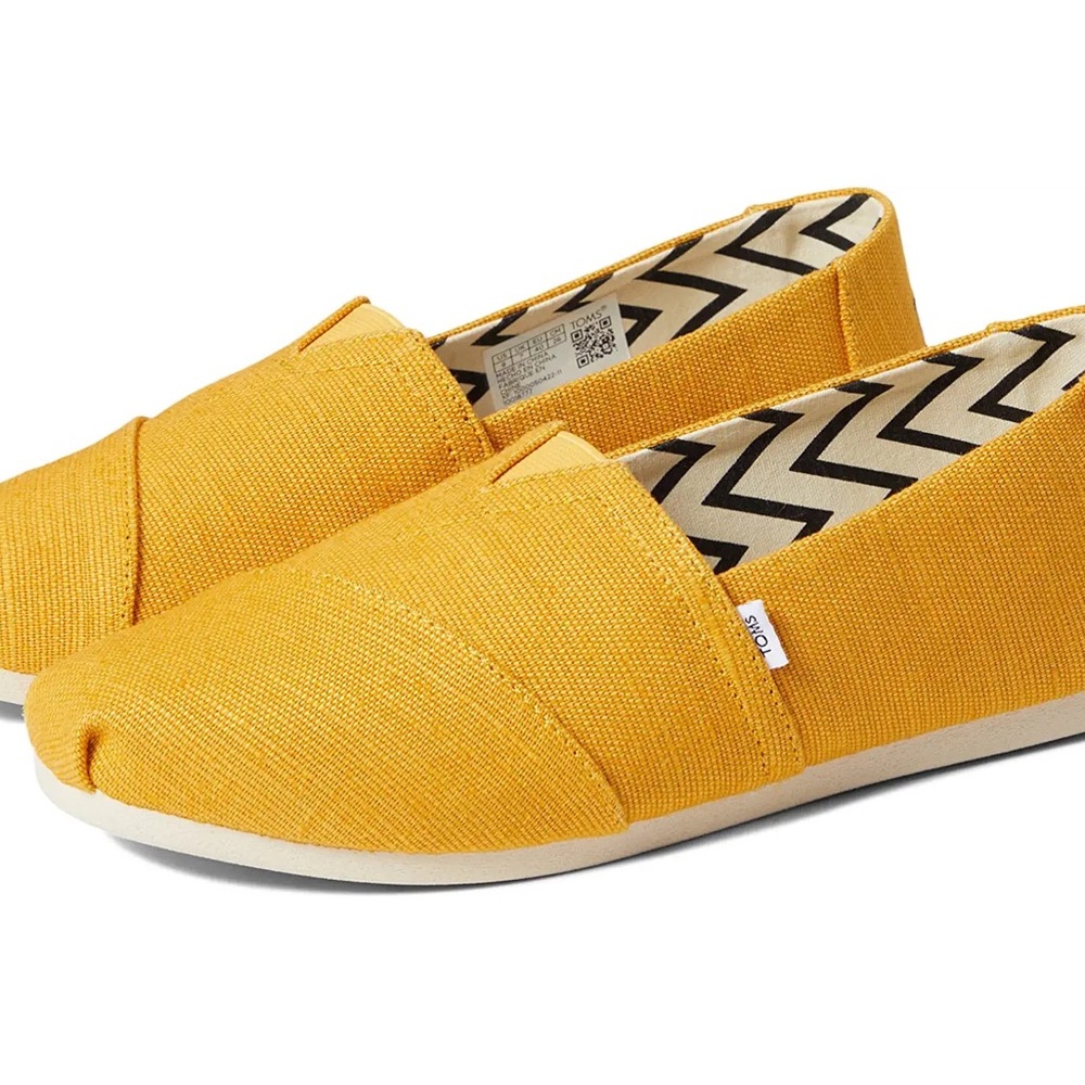 Super cute yellow toms
